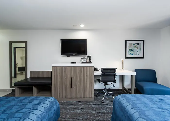 Oyster Bay Inn & Suites